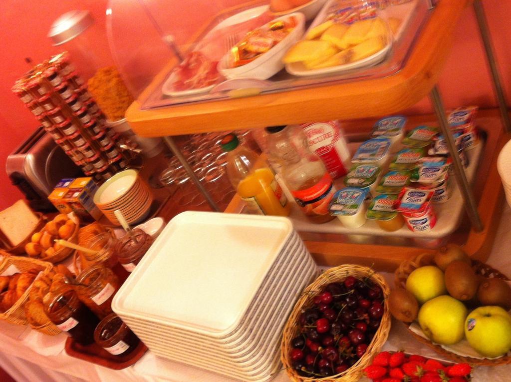 La Taverne อูเซส ภายนอก รูปภาพ