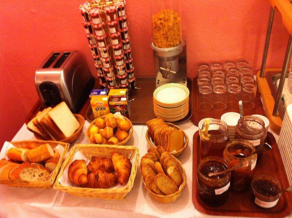 La Taverne อูเซส ภายนอก รูปภาพ